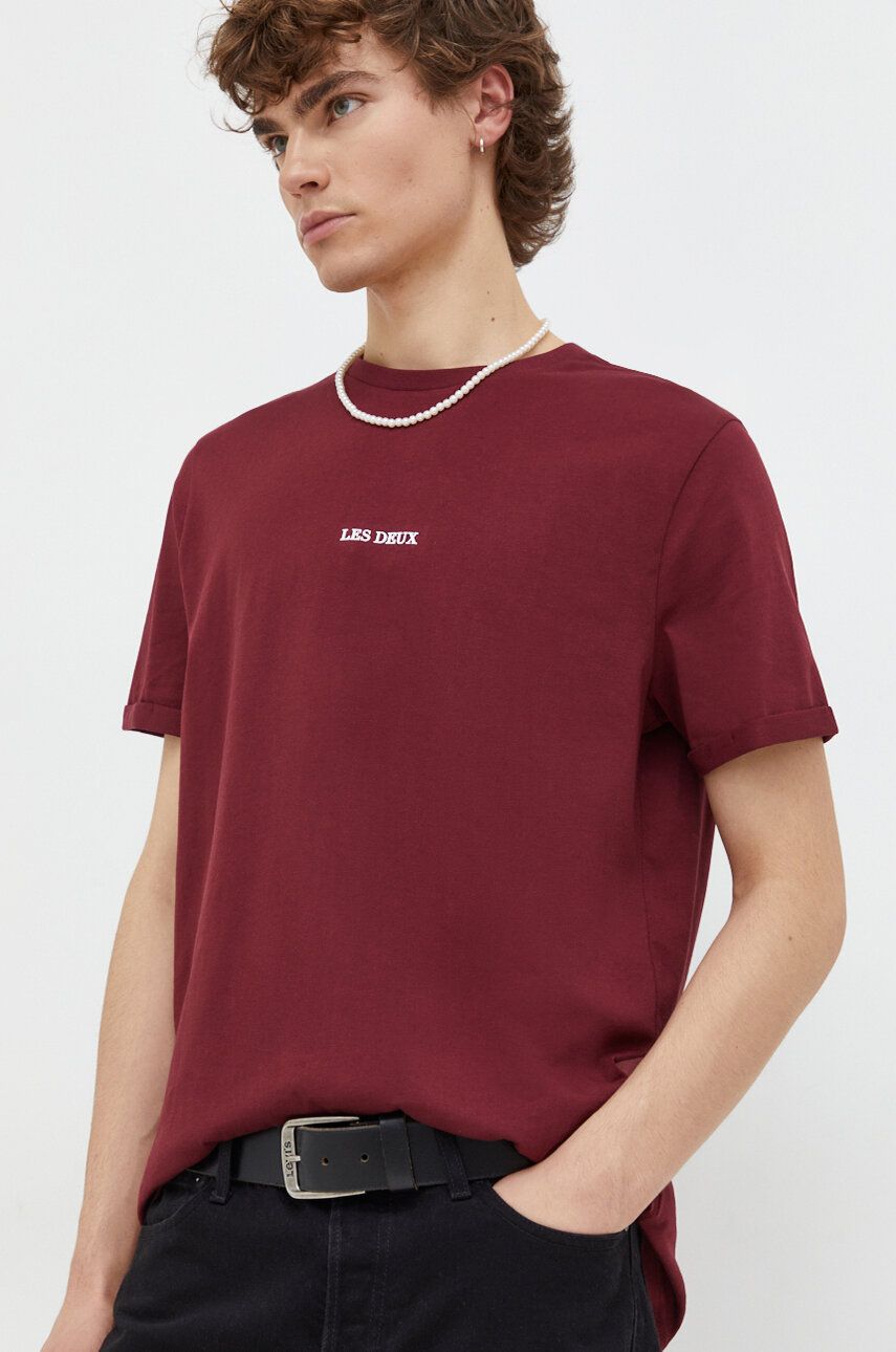 Levně Bavlněné tričko Les Deux vínová barva, s potiskem