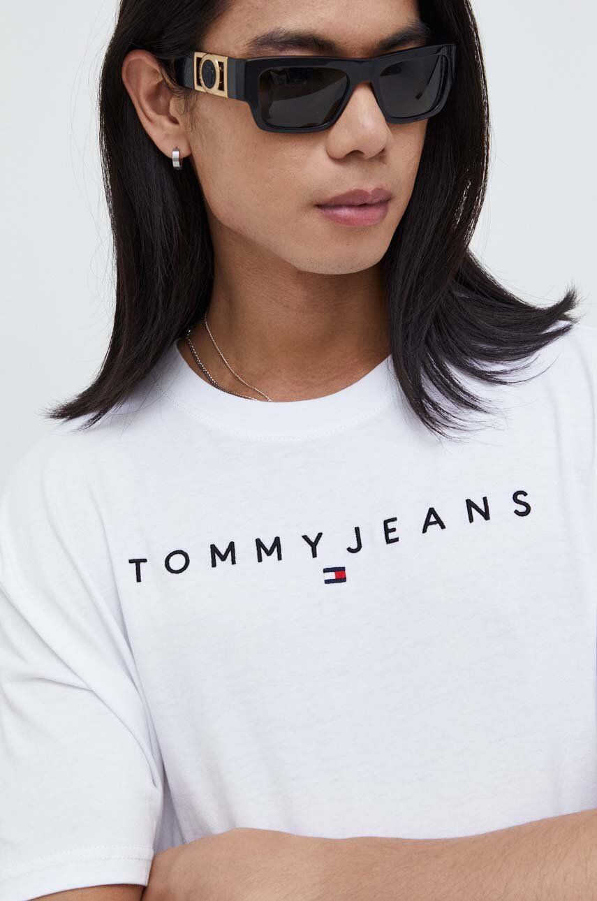 Levně Bavlněné tričko Tommy Jeans bílá barva, s aplikací, DM0DM17993