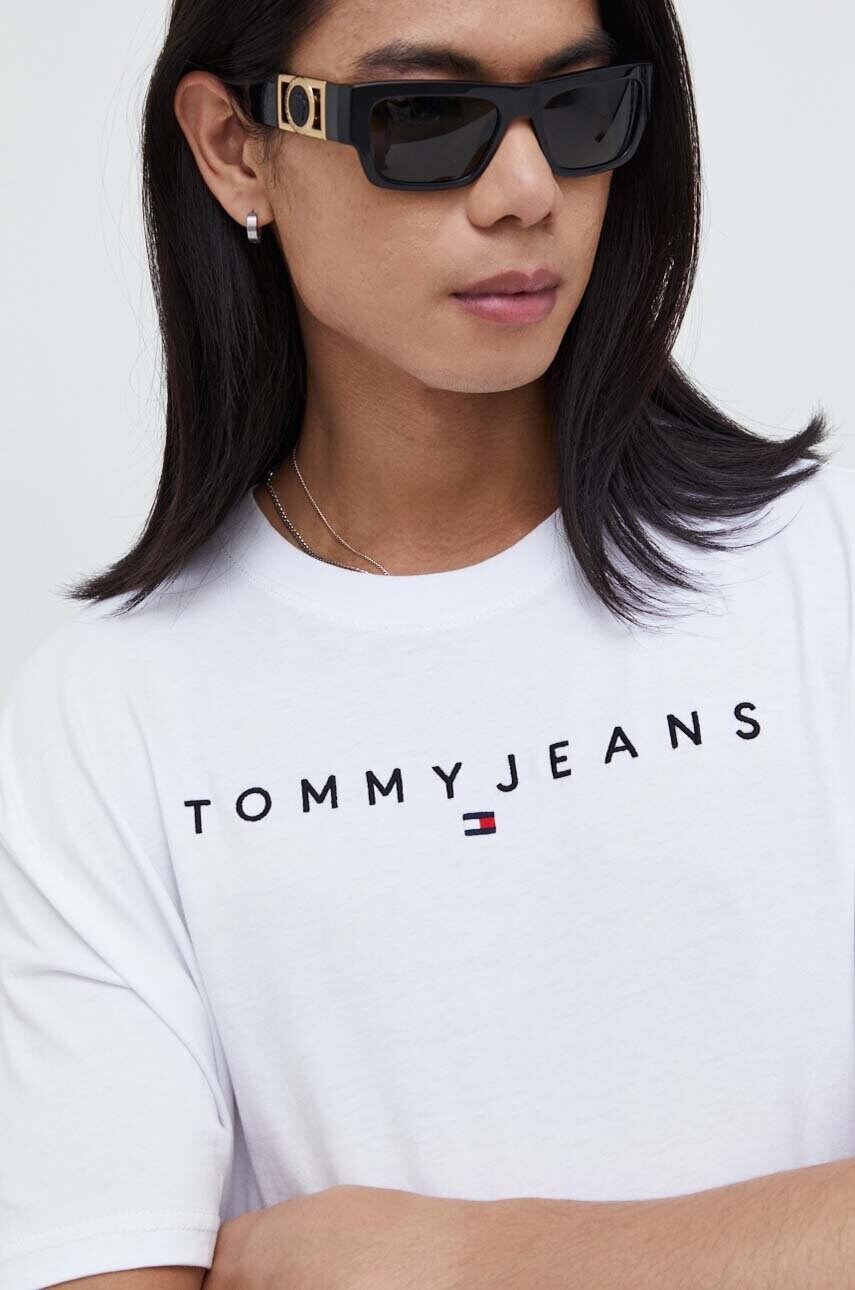 Bavlněné tričko Tommy Jeans bílá barva, s aplikací, DM0DM17993