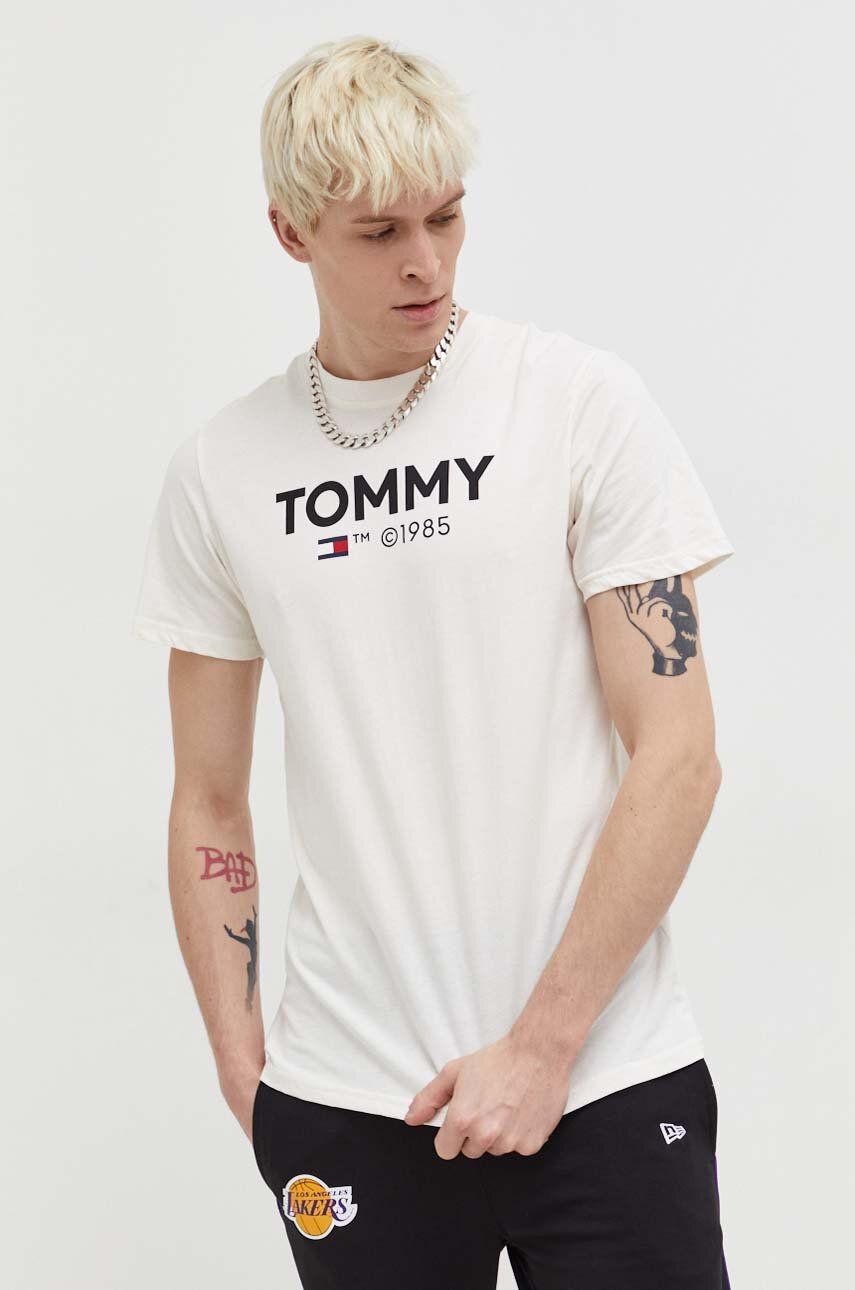 Levně Bavlněné tričko Tommy Jeans béžová barva, s potiskem, DM0DM18264