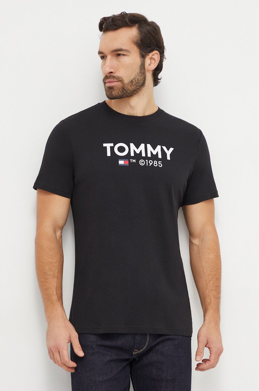 Levně Bavlněné tričko Tommy Jeans černá barva, s potiskem, DM0DM18264
