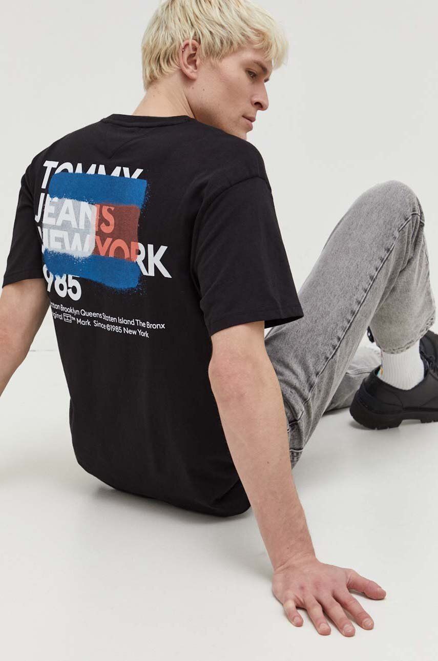 Levně Bavlněné tričko Tommy Jeans černá barva, s potiskem, DM0DM18271