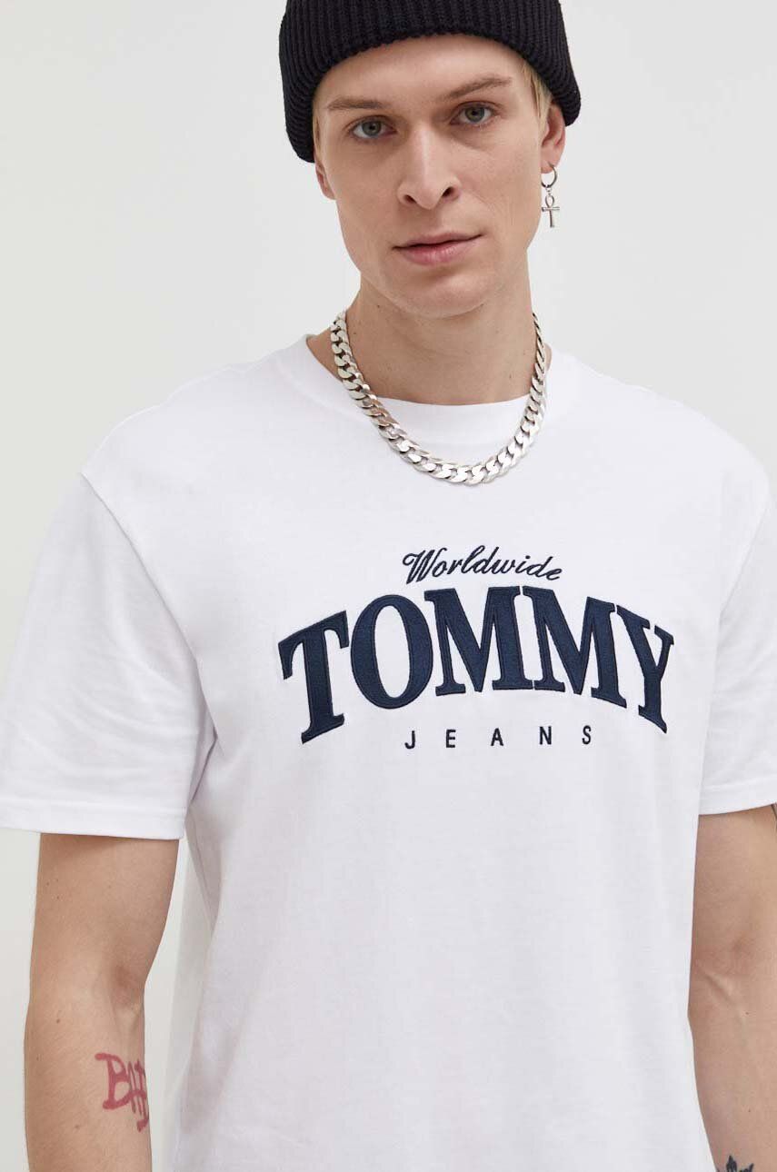 Levně Bavlněné tričko Tommy Jeans bílá barva, s potiskem, DM0DM18274