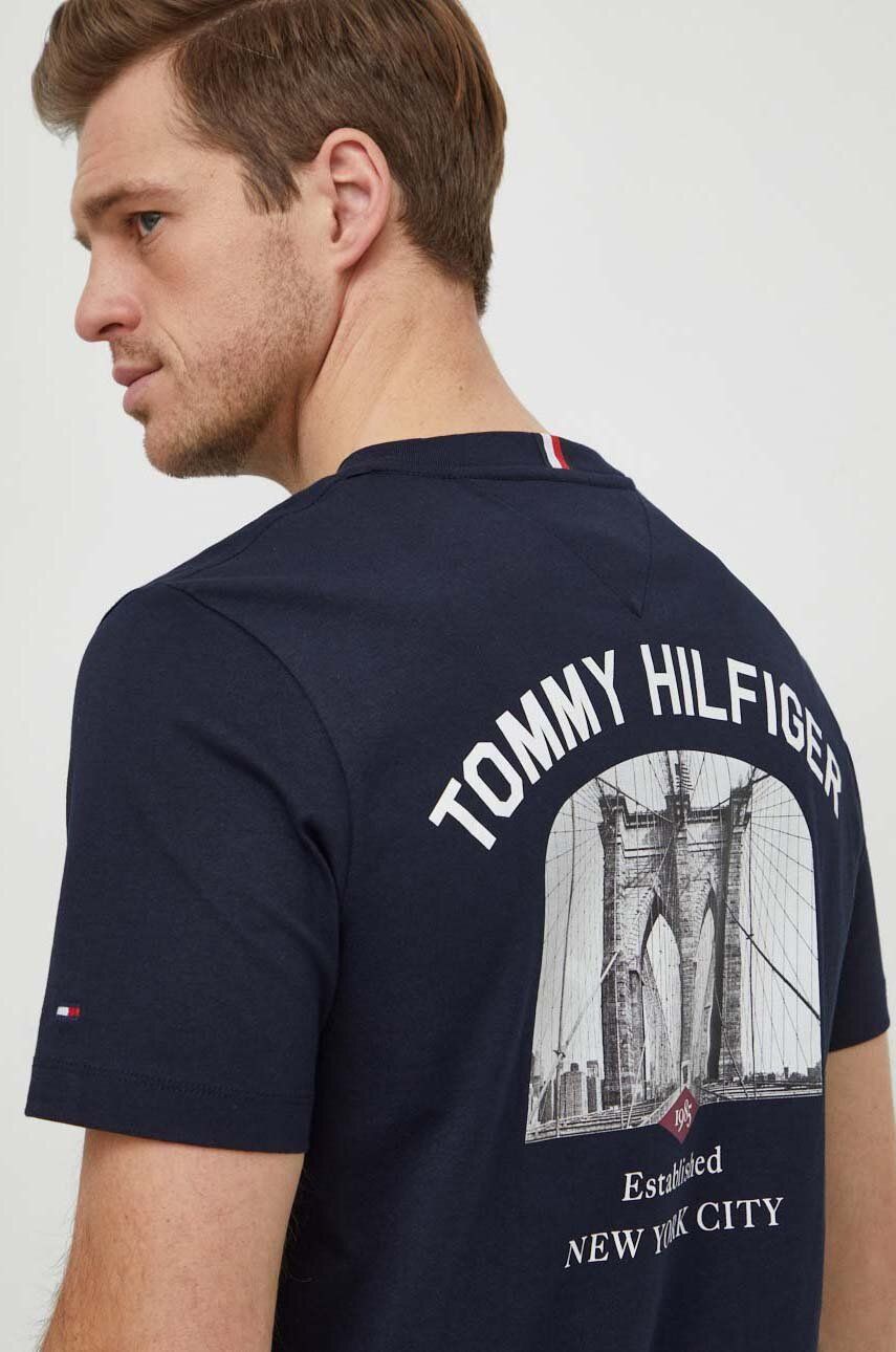 Levně Bavlněné tričko Tommy Hilfiger tmavomodrá barva, s potiskem, MW0MW33697