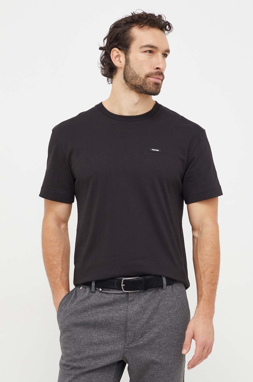 

Памучна тениска Calvin Klein в черно с изчистен дизайн K10K112749, Черен