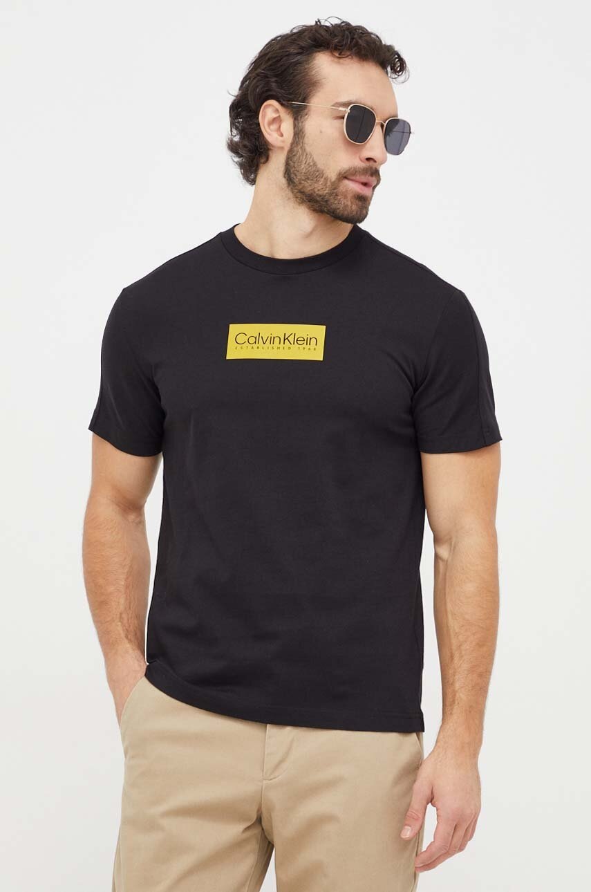 

Памучна тениска Calvin Klein в черно с апликация K10K112403, Черен