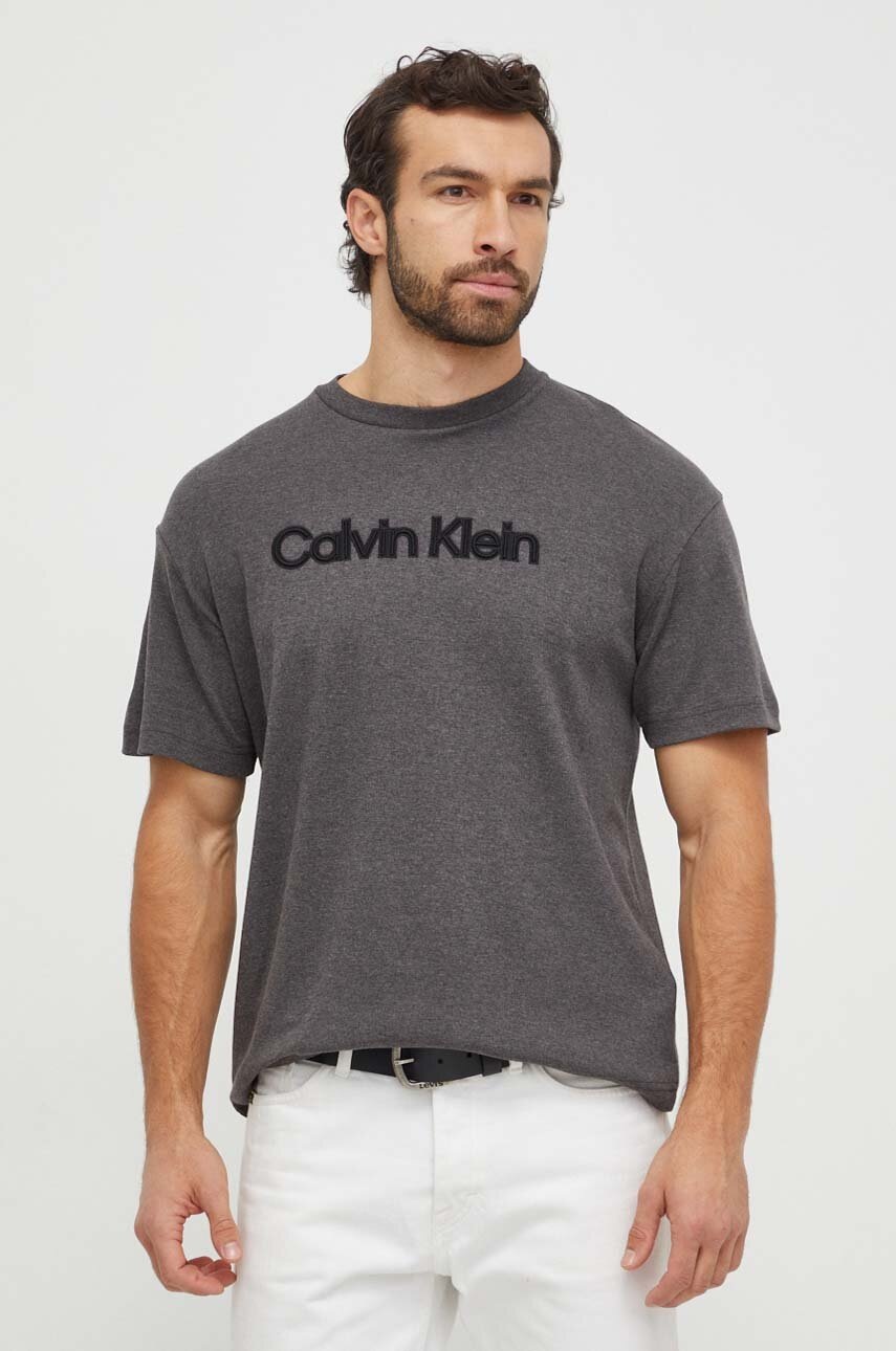 

Памучна тениска Calvin Klein в сиво с апликация K10K112727, Сив