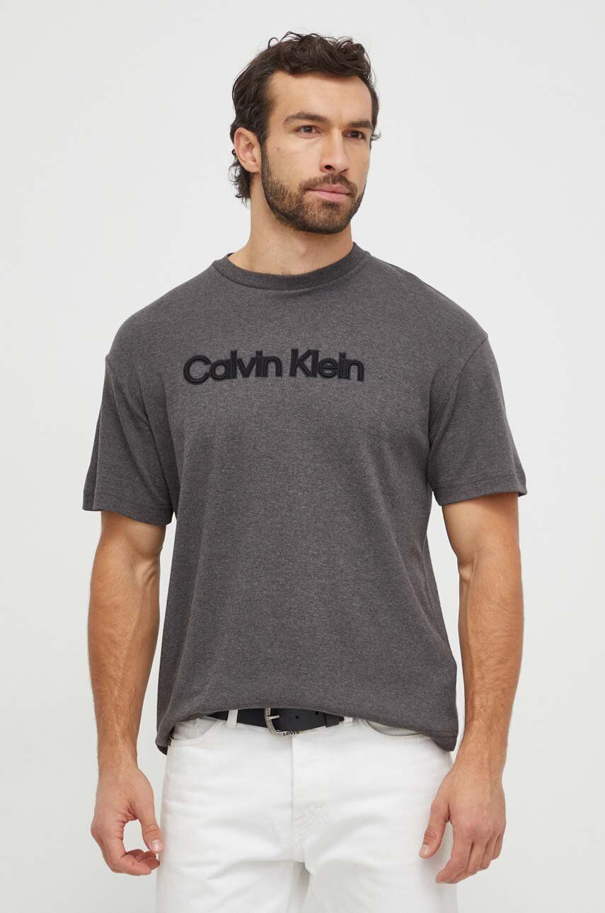 Bavlněné tričko Calvin Klein šedá barva, s aplikací