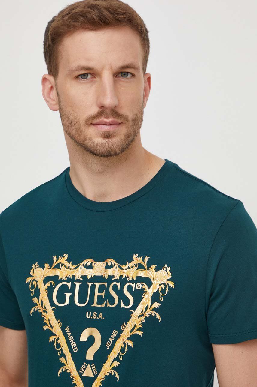 

Хлопковая футболка Guess мужской цвет зелёный с принтом