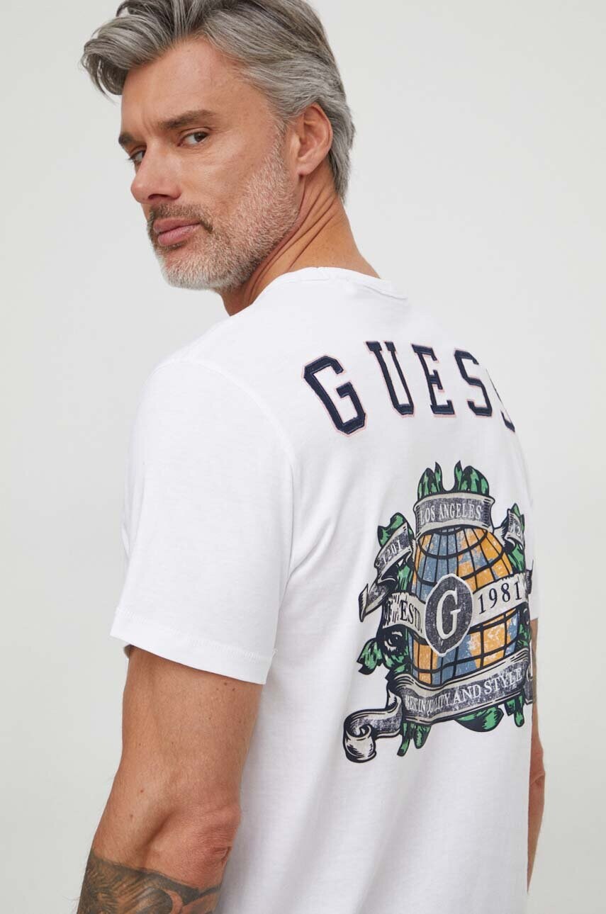 

Хлопковая футболка Guess мужской цвет белый с аппликацией
