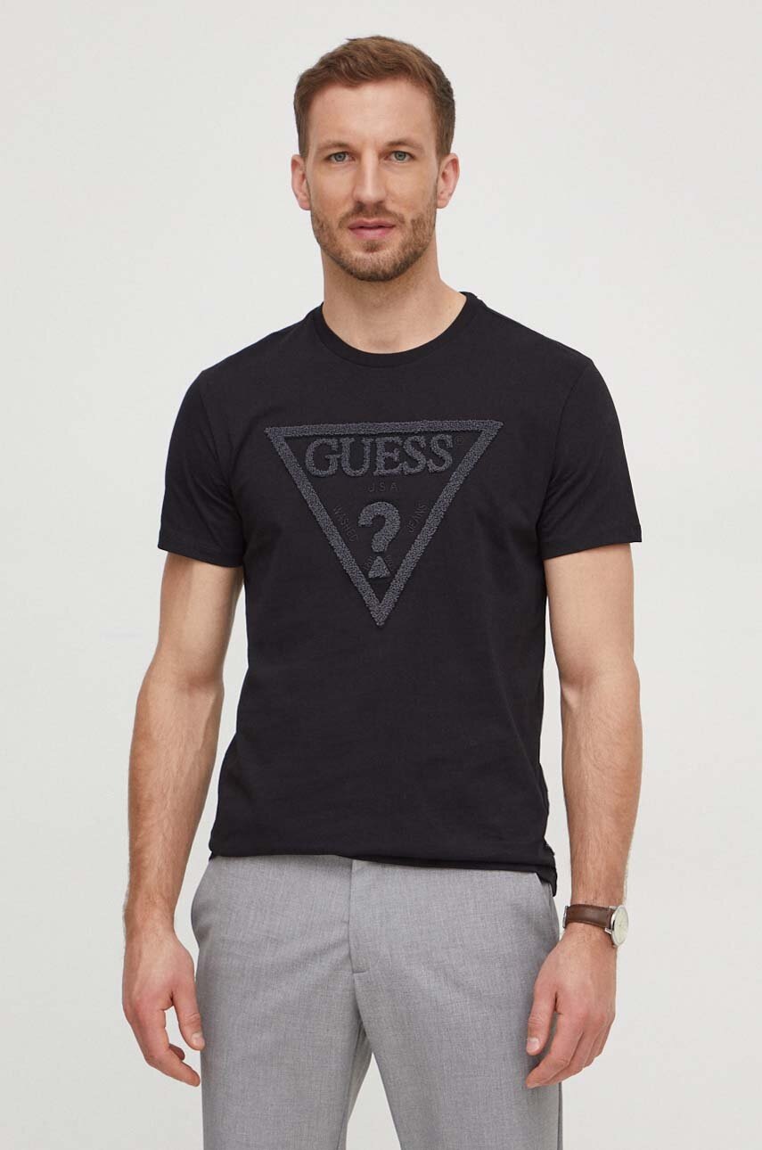

Хлопковая футболка Guess мужской цвет чёрный с аппликацией