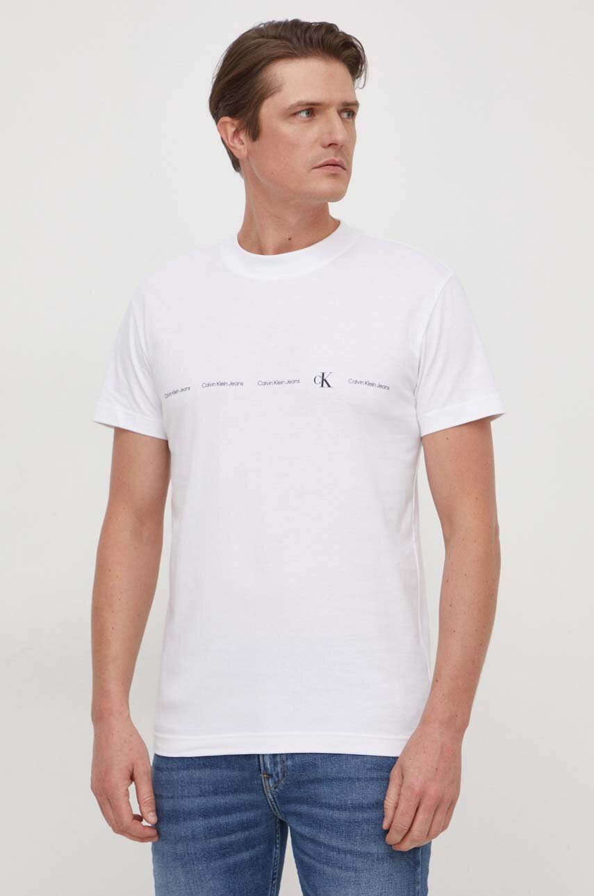 

Памучна тениска Calvin Klein Jeans в бяло с принт J30J324668, Бял