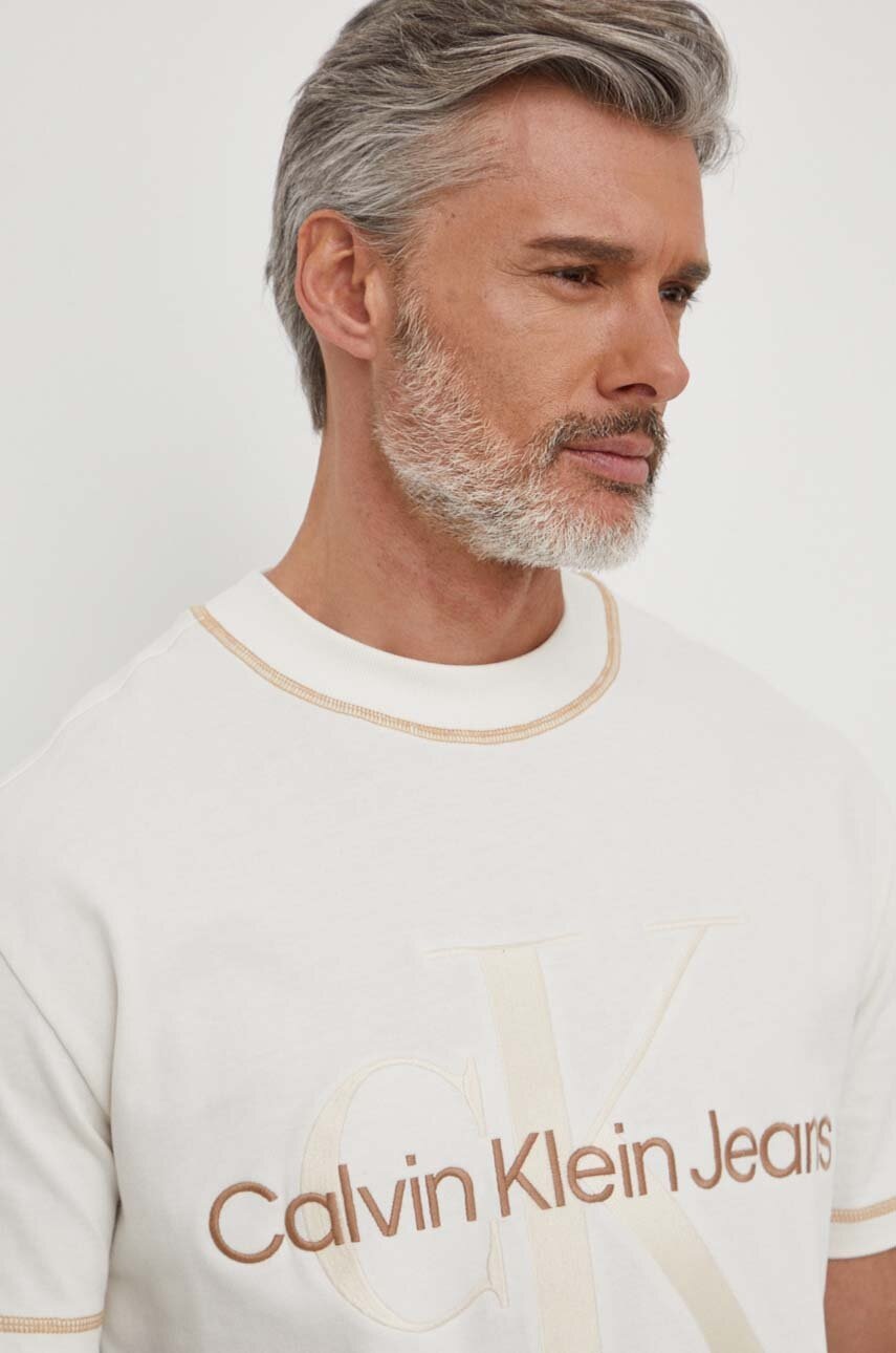 

Памучна тениска Calvin Klein Jeans в бежово с апликация J30J324673, Бежов