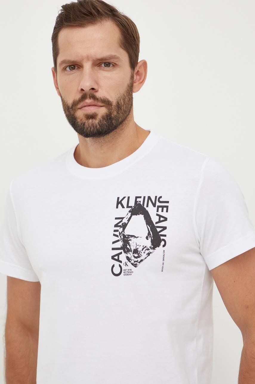 Levně Bavlněné tričko Calvin Klein Jeans bílá barva, s potiskem, J30J324640