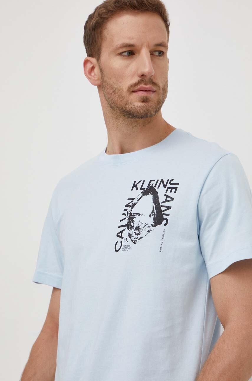 

Памучна тениска Calvin Klein Jeans в синьо с принт J30J324640, Син