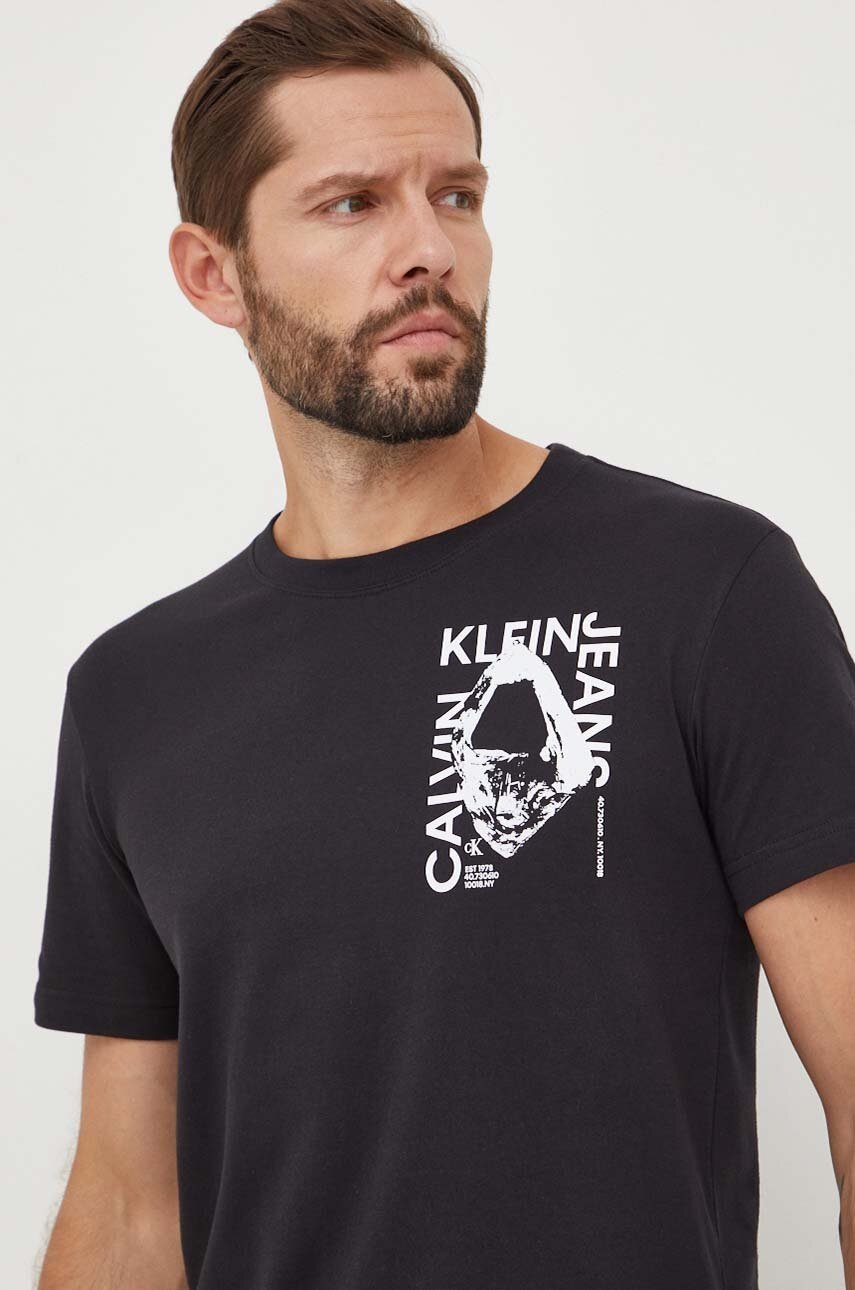 

Памучна тениска Calvin Klein Jeans в черно с принт J30J324640, Черен