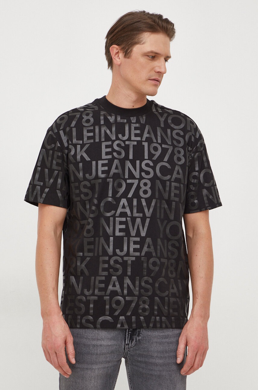 

Памучна тениска Calvin Klein Jeans в черно с принт J30J324643, Черен