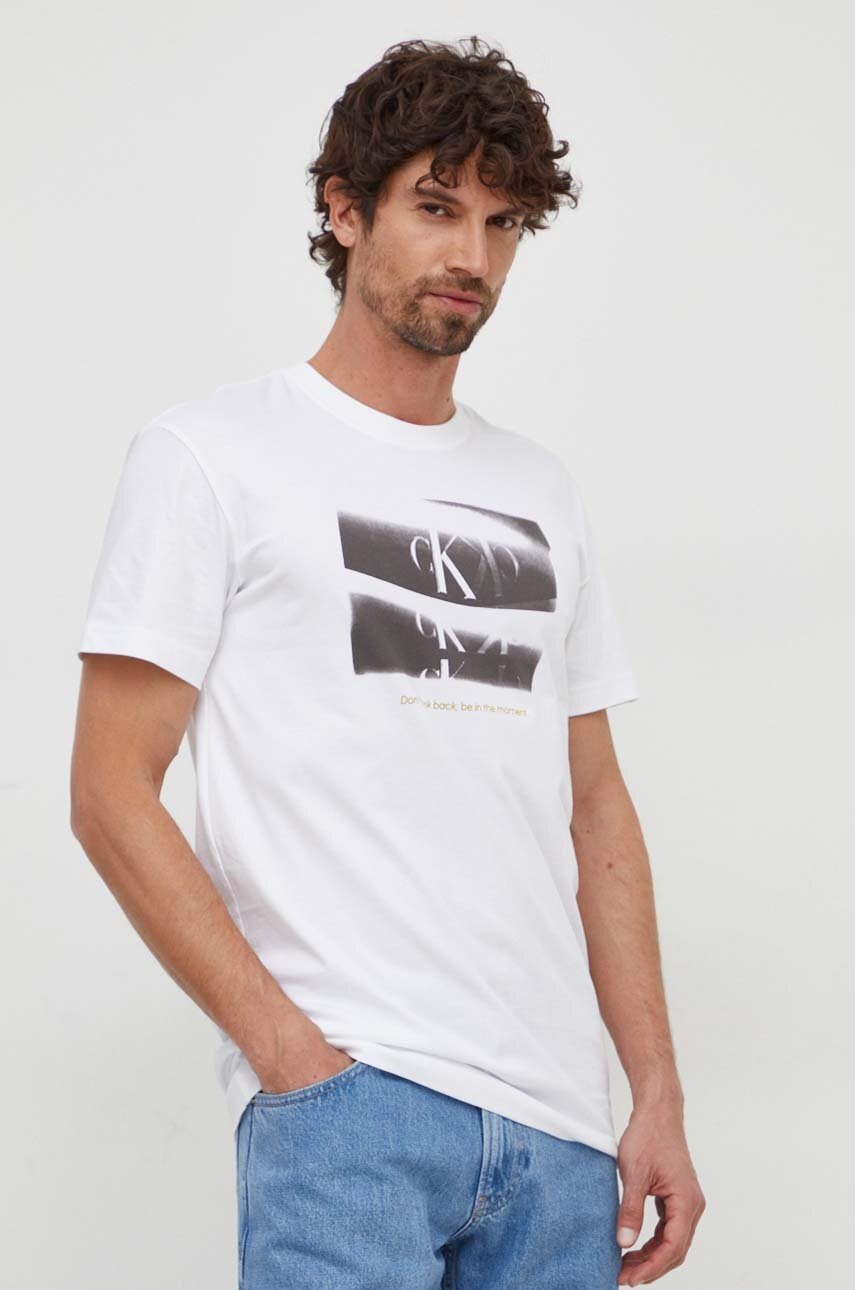 

Памучна тениска Calvin Klein Jeans в бяло с принт J30J324645, Бял