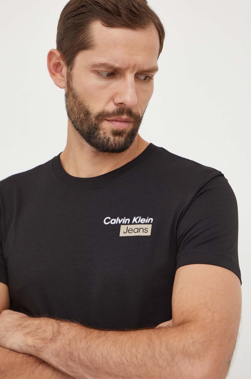 

Памучна тениска Calvin Klein Jeans в черно с принт J30J324647, Черен