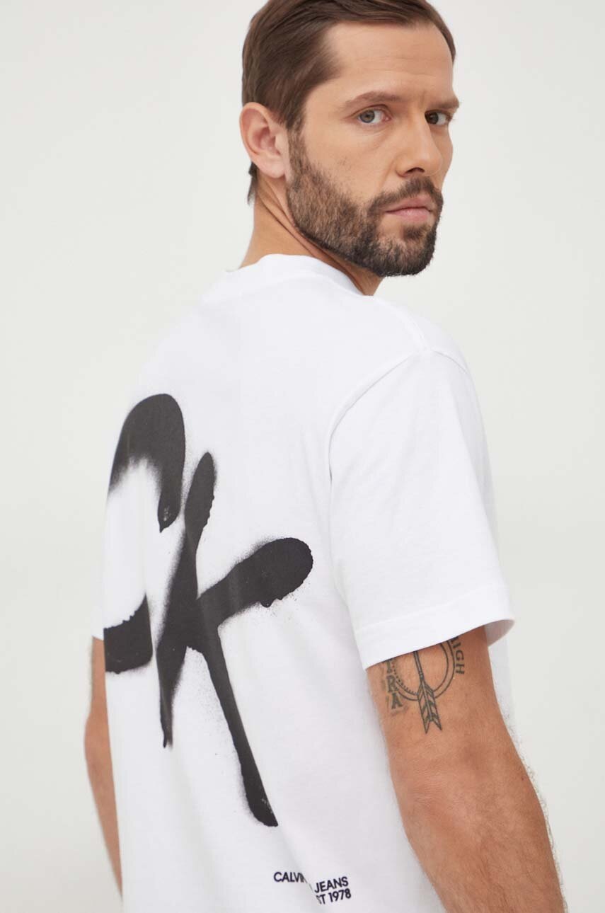 

Памучна тениска Calvin Klein Jeans в бяло с принт J30J324652, Бял