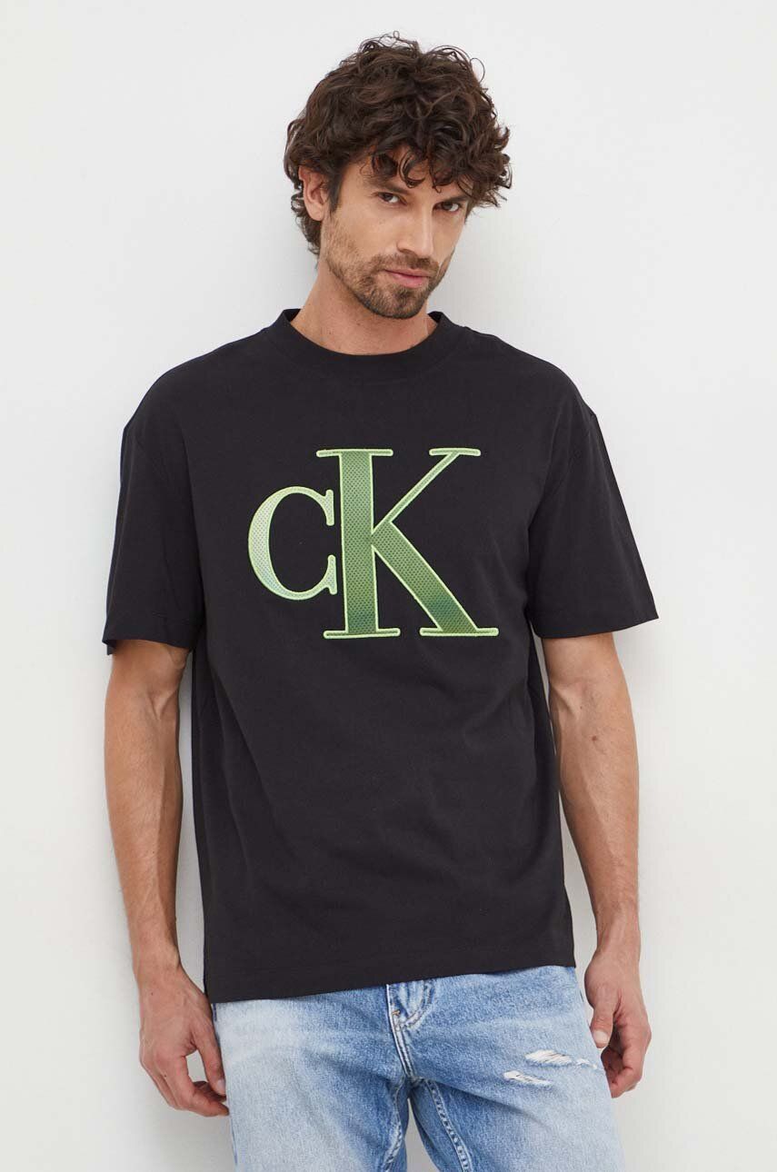 Levně Bavlněné tričko Calvin Klein Jeans černá barva, s aplikací, J30J325029