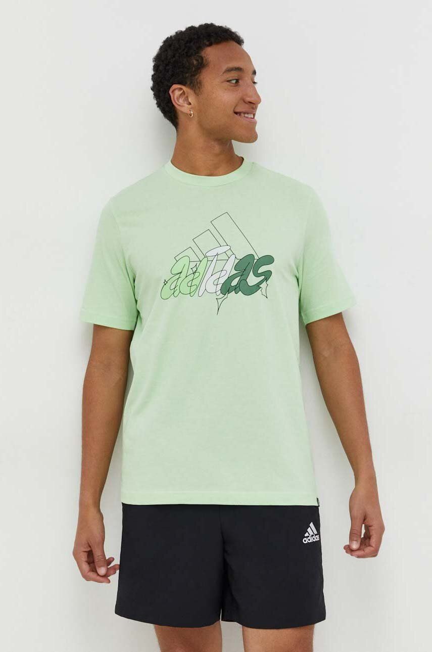

Хлопковая футболка adidas мужской цвет зелёный с принтом