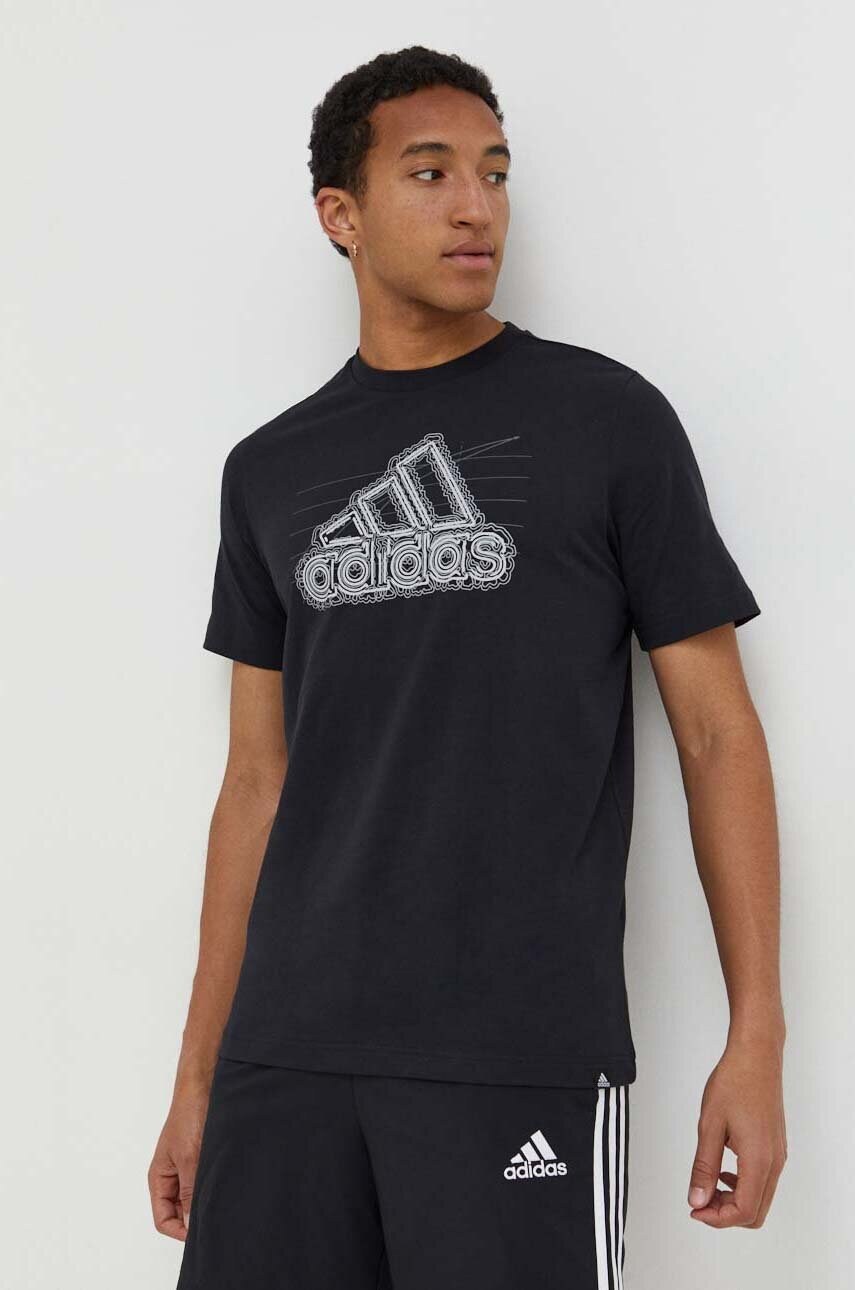 

Хлопковая футболка adidas мужской цвет чёрный с принтом