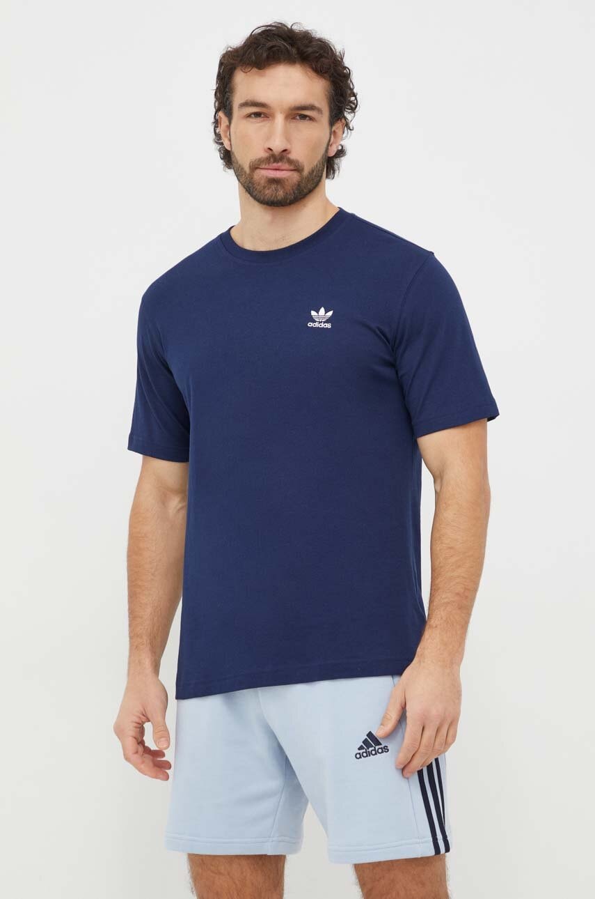 adidas Originals tricou din bumbac Essential Tee bărbați, culoarea bleumarin, cu imprimeu, IR9693