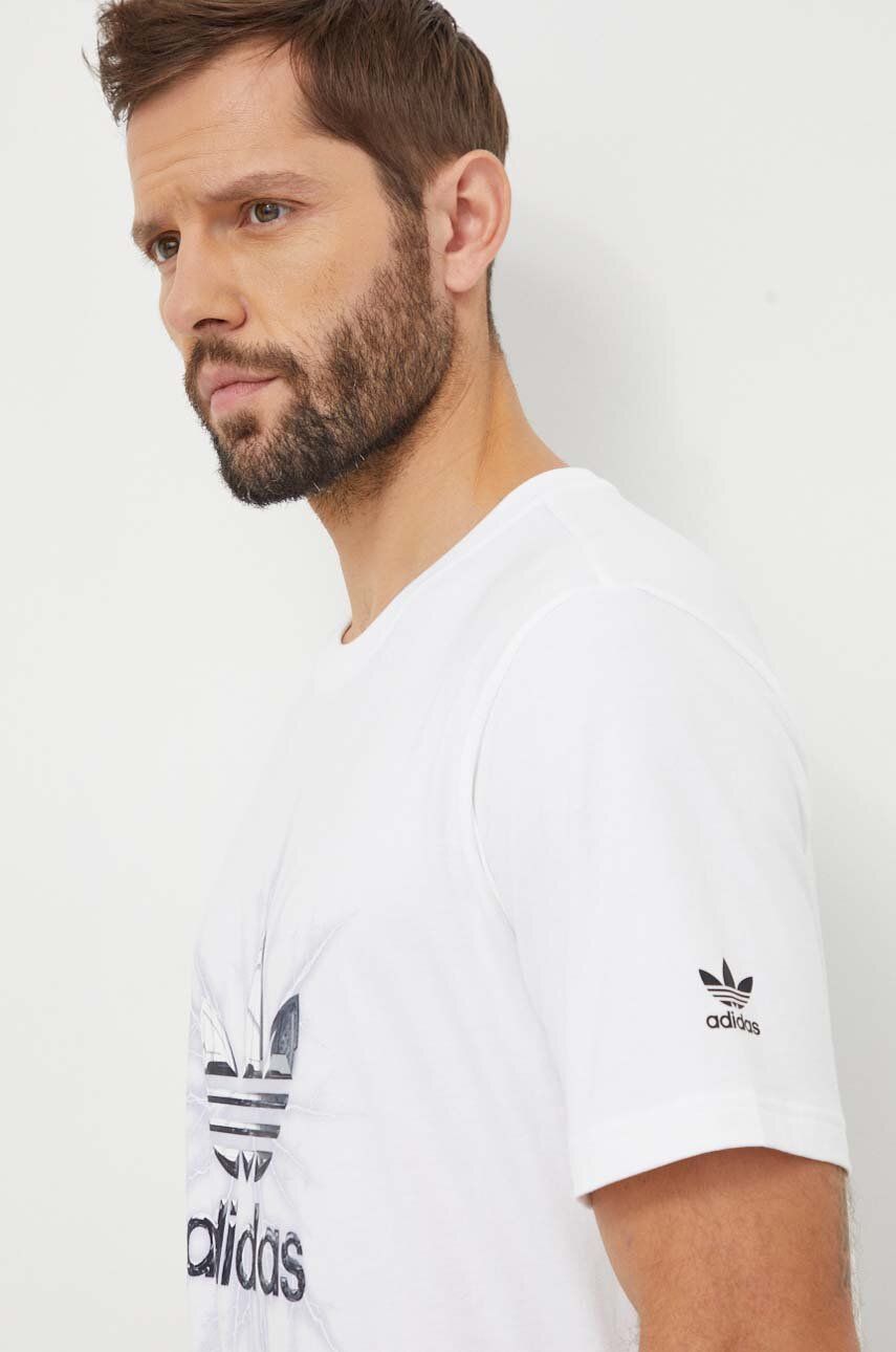 adidas Originals tricou din bumbac bărbați, culoarea alb, cu imprimeu IR9438