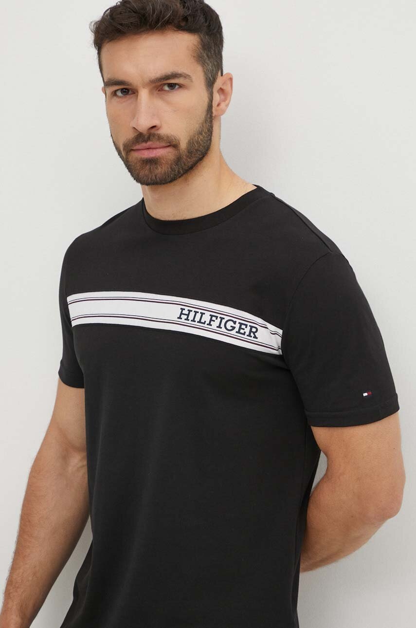 

Памучна тениска Tommy Hilfiger в черно с апликация UM0UM03196, Черен