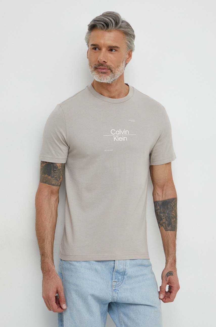 

Памучна тениска Calvin Klein в сиво с принт K10K112489, Сив