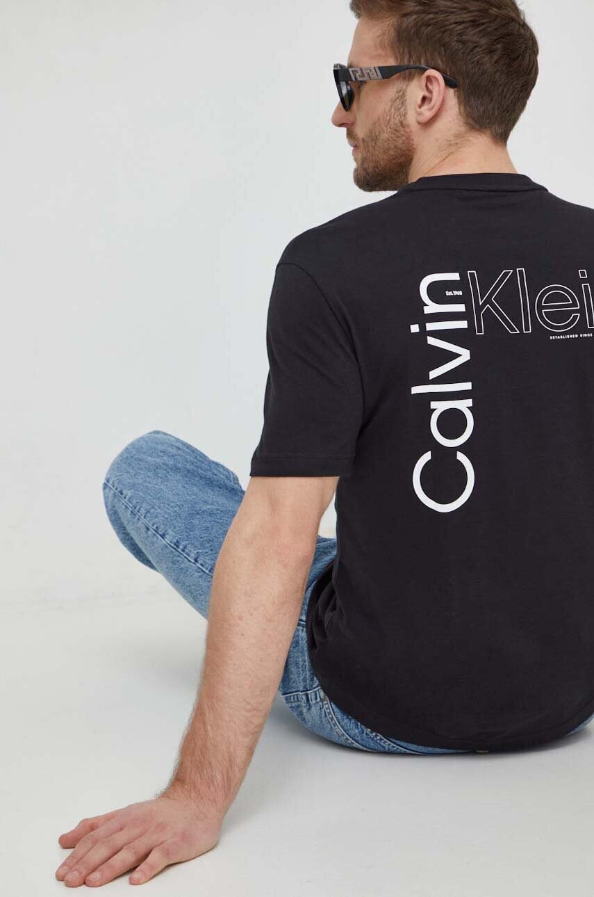 

Памучна тениска Calvin Klein в черно с принт K10K112495, Черен