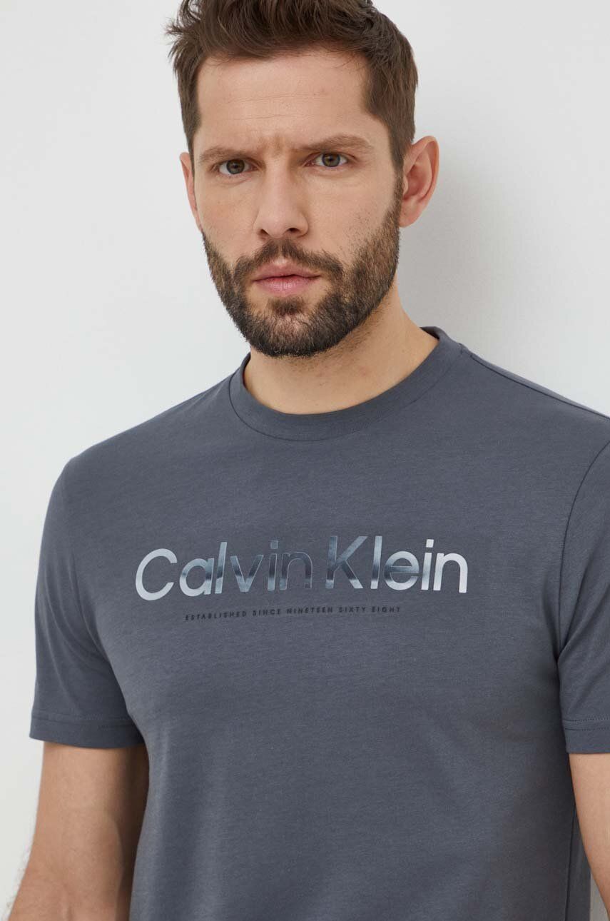 Levně Bavlněné tričko Calvin Klein šedá barva, s potiskem, K10K112497
