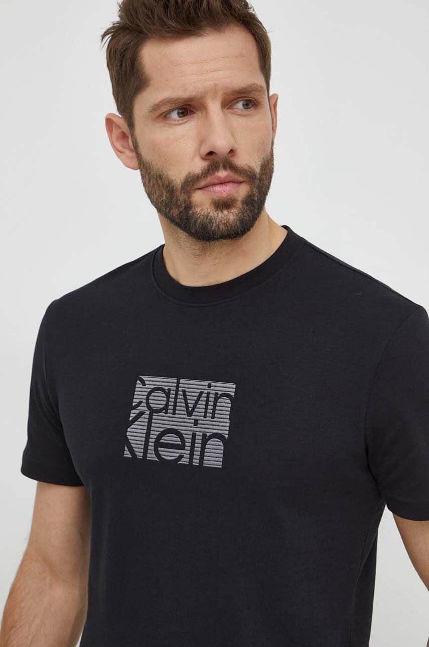 Bavlněné tričko Calvin Klein černá barva, s aplikací, K10K112498