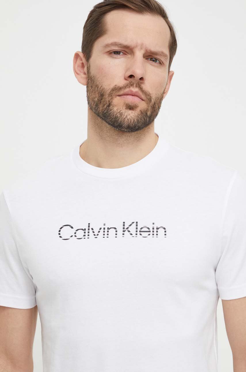 Levně Bavlněné tričko Calvin Klein bílá barva, s potiskem, K10K112501