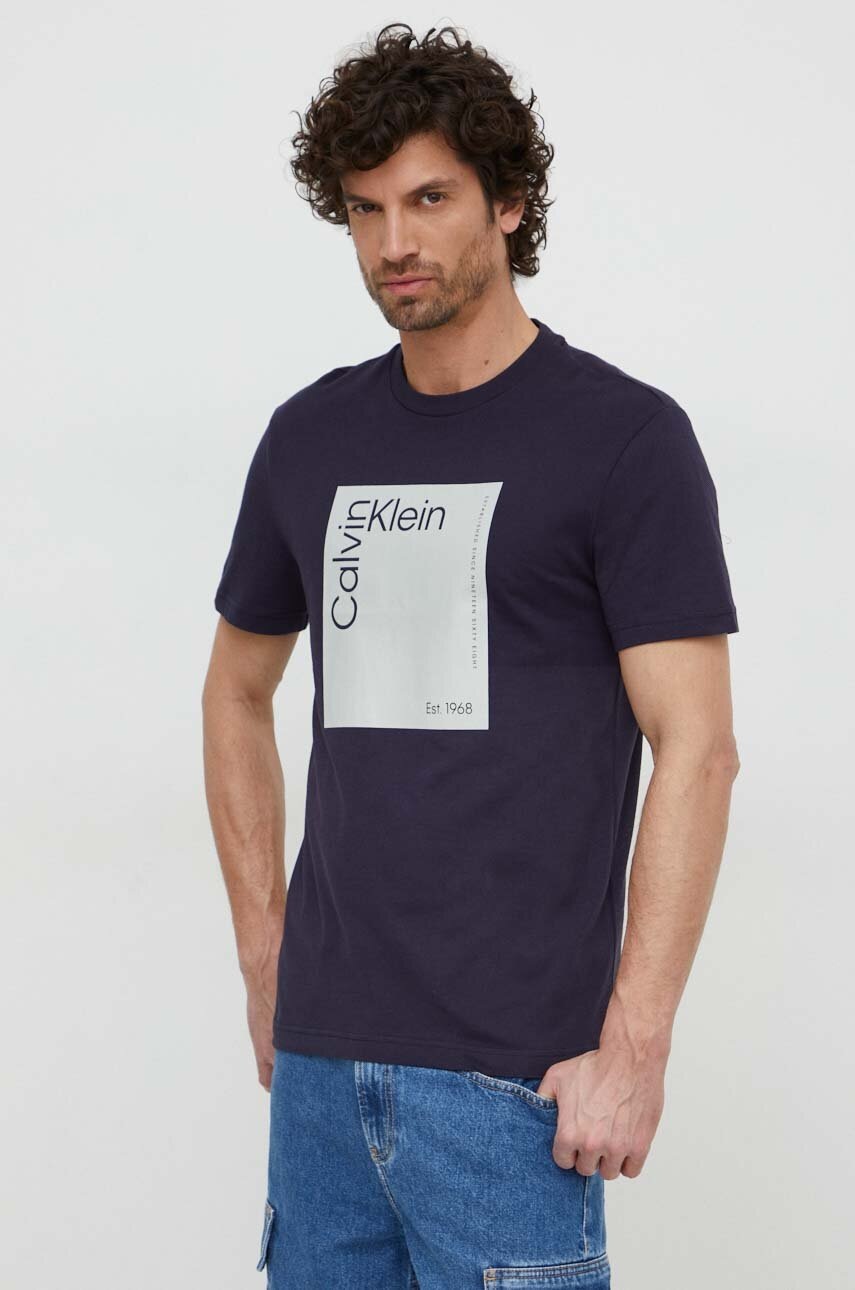 

Памучна тениска Calvin Klein в тъмносиньо с принт, Тъмносин