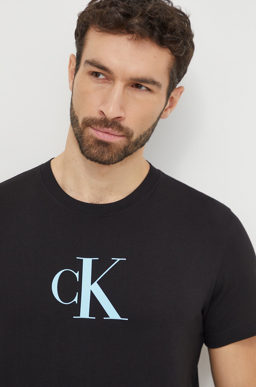 

Памучна тениска Calvin Klein в черно с принт KM0KM00971, Черен