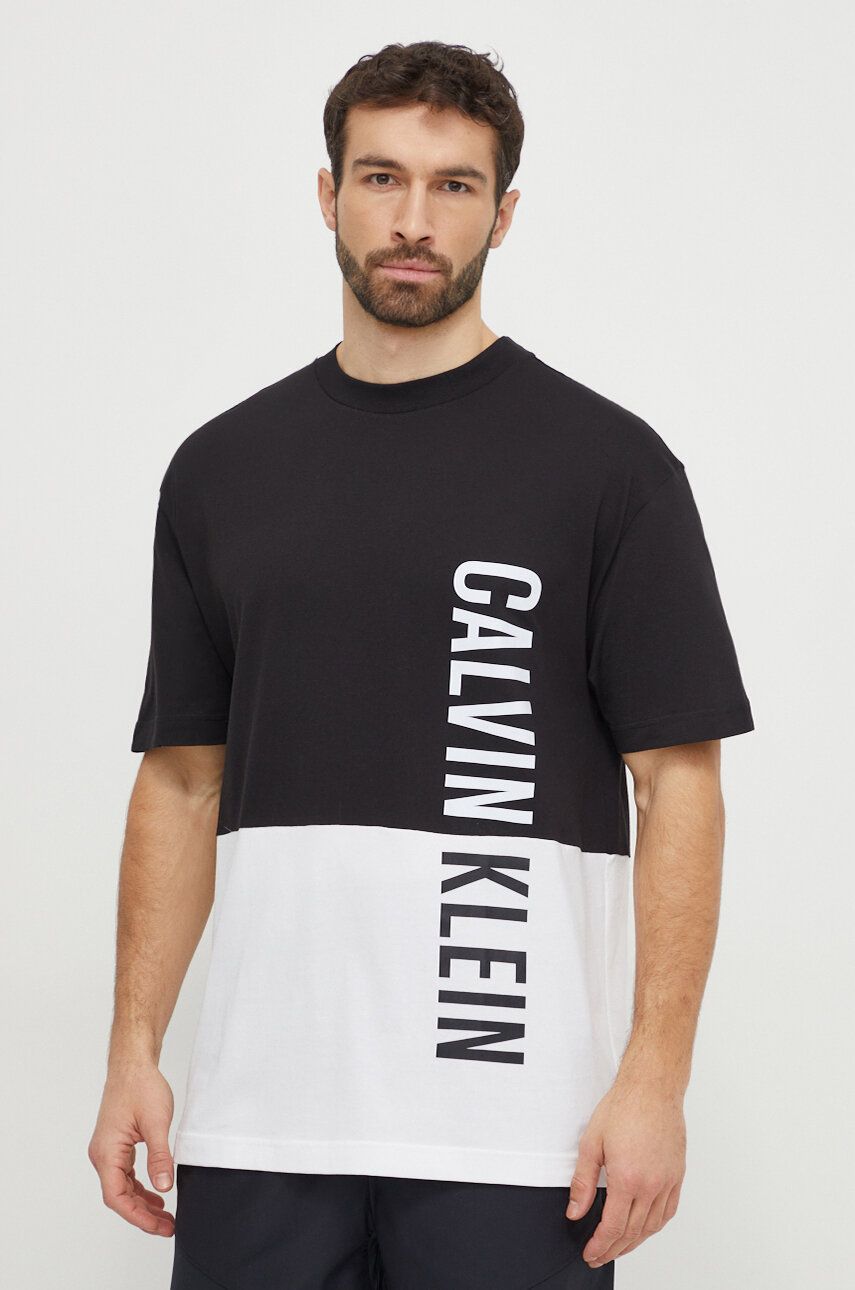 Levně Bavlněné plážové tričko Calvin Klein černá barva, s potiskem, KM0KM00999