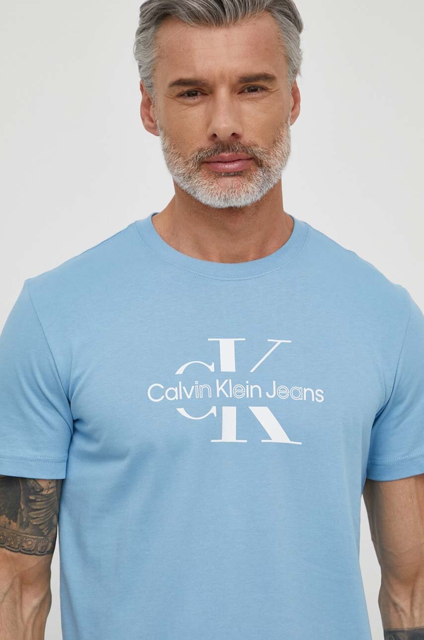 

Памучна тениска Calvin Klein Jeans в синьо с принт J30J325190, Син