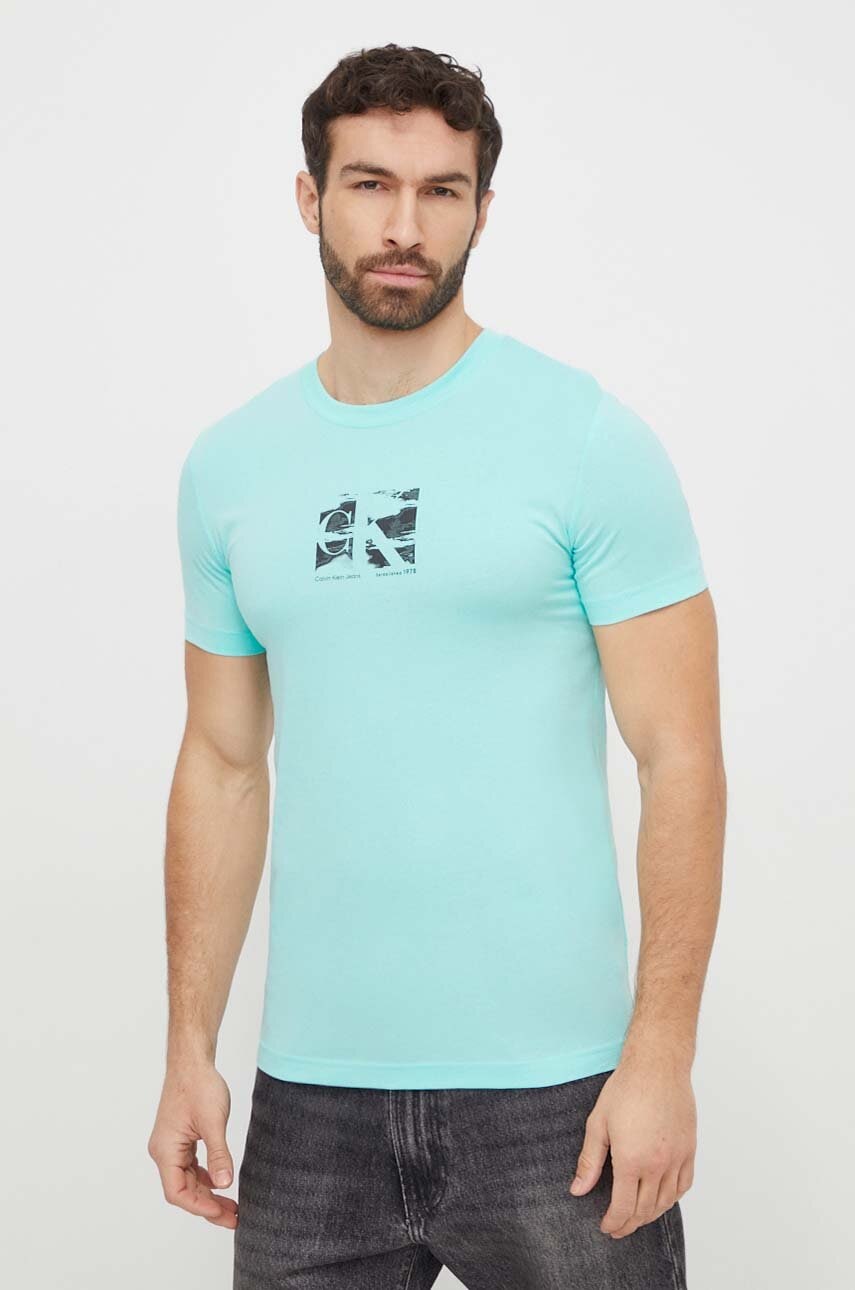 

Памучна тениска Calvin Klein Jeans в синьо с принт J30J325204, Син