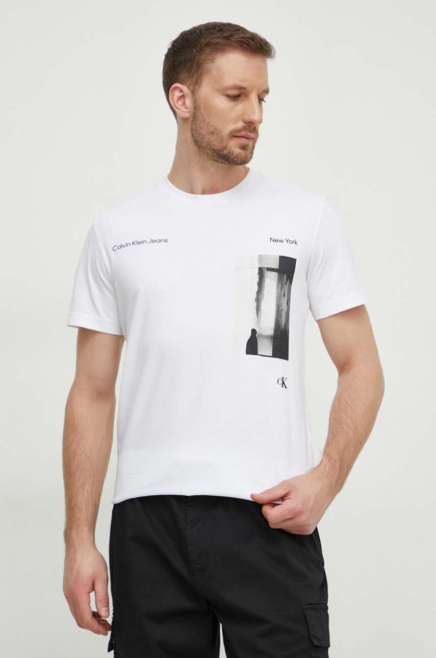 

Памучна тениска Calvin Klein Jeans в бяло с принт J30J325930, Бял