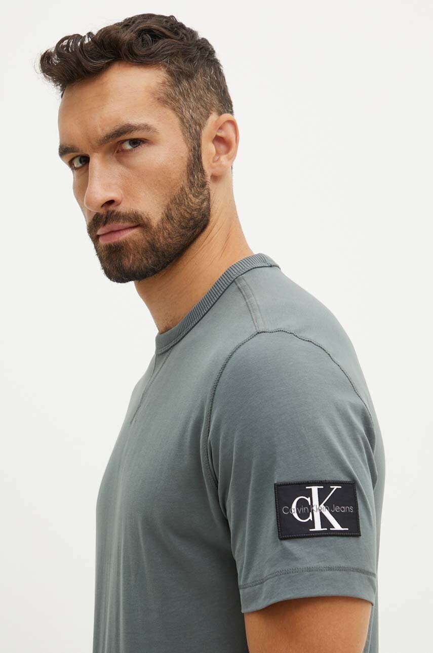 

Памучна тениска Calvin Klein Jeans в сиво с изчистен дизайн J30J323484, Сив