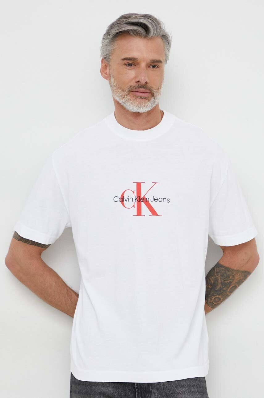 

Памучна тениска Calvin Klein Jeans в бяло с принт J30J325427, Бял