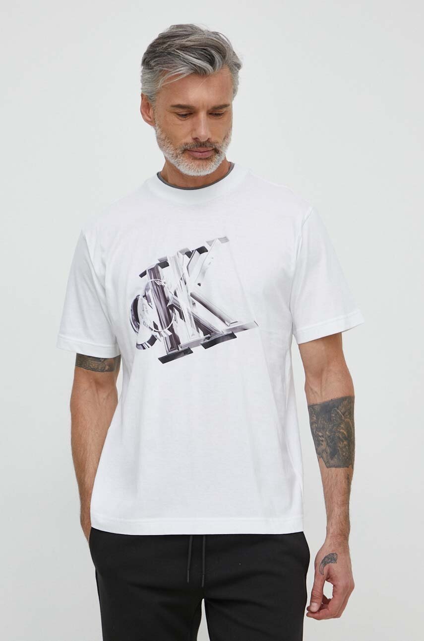 

Памучна тениска Calvin Klein Jeans в бяло с принт J30J325201, Бял