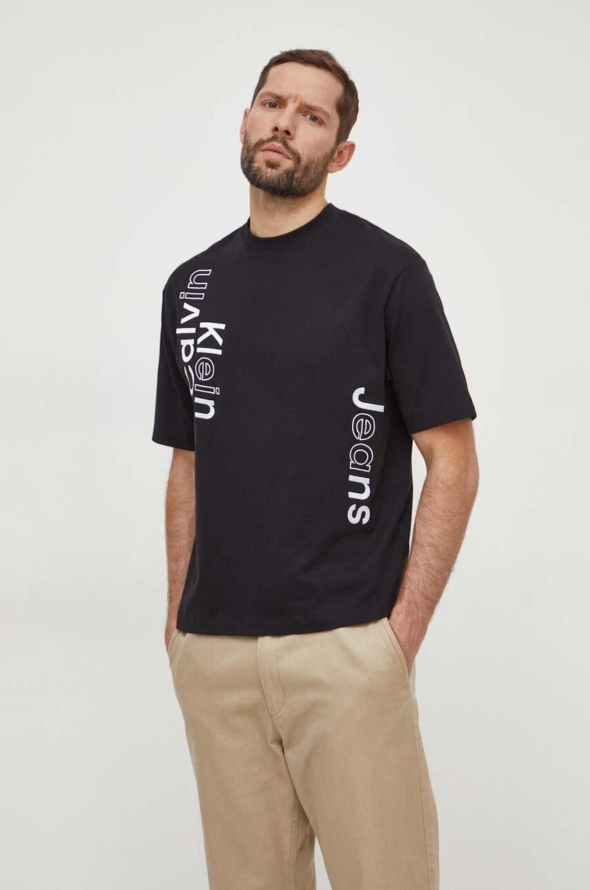 

Памучна тениска Calvin Klein Jeans в черно с принт J30J325491, Черен
