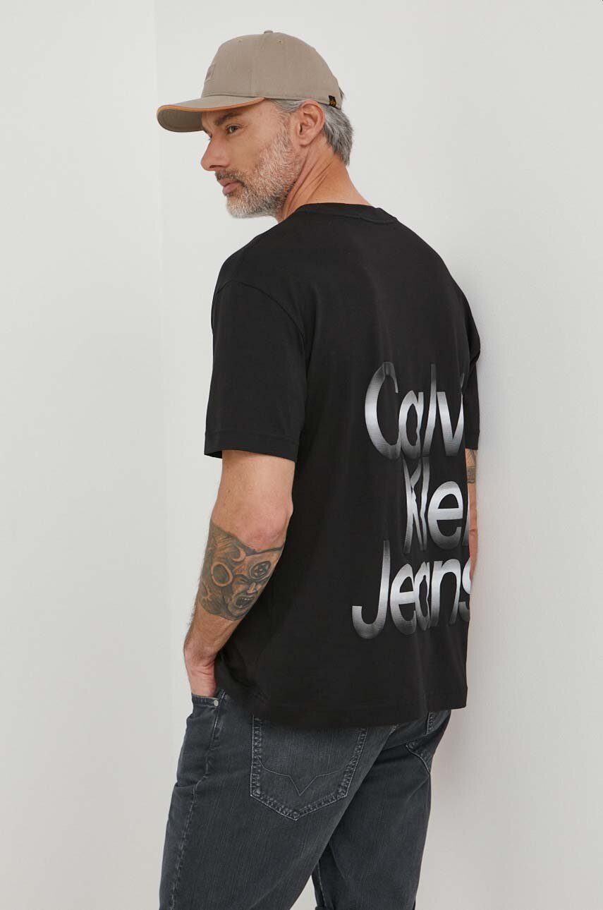 

Памучна тениска Calvin Klein Jeans в черно с принт J30J325699, Черен