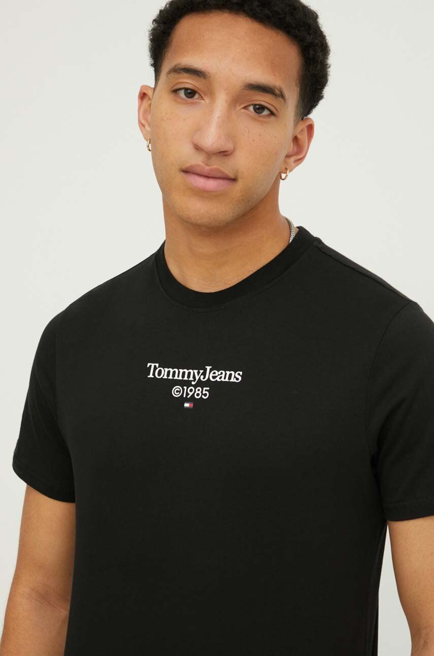 Levně Bavlněné tričko Tommy Jeans černá barva, s potiskem, DM0DM18569