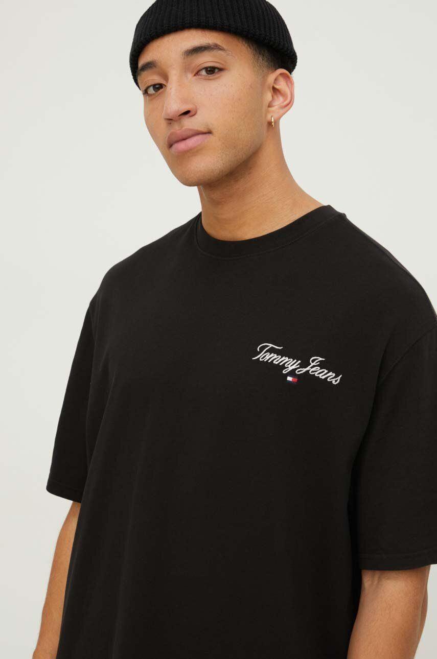 Levně Bavlněné tričko Tommy Jeans černá barva, s aplikací, DM0DM18575