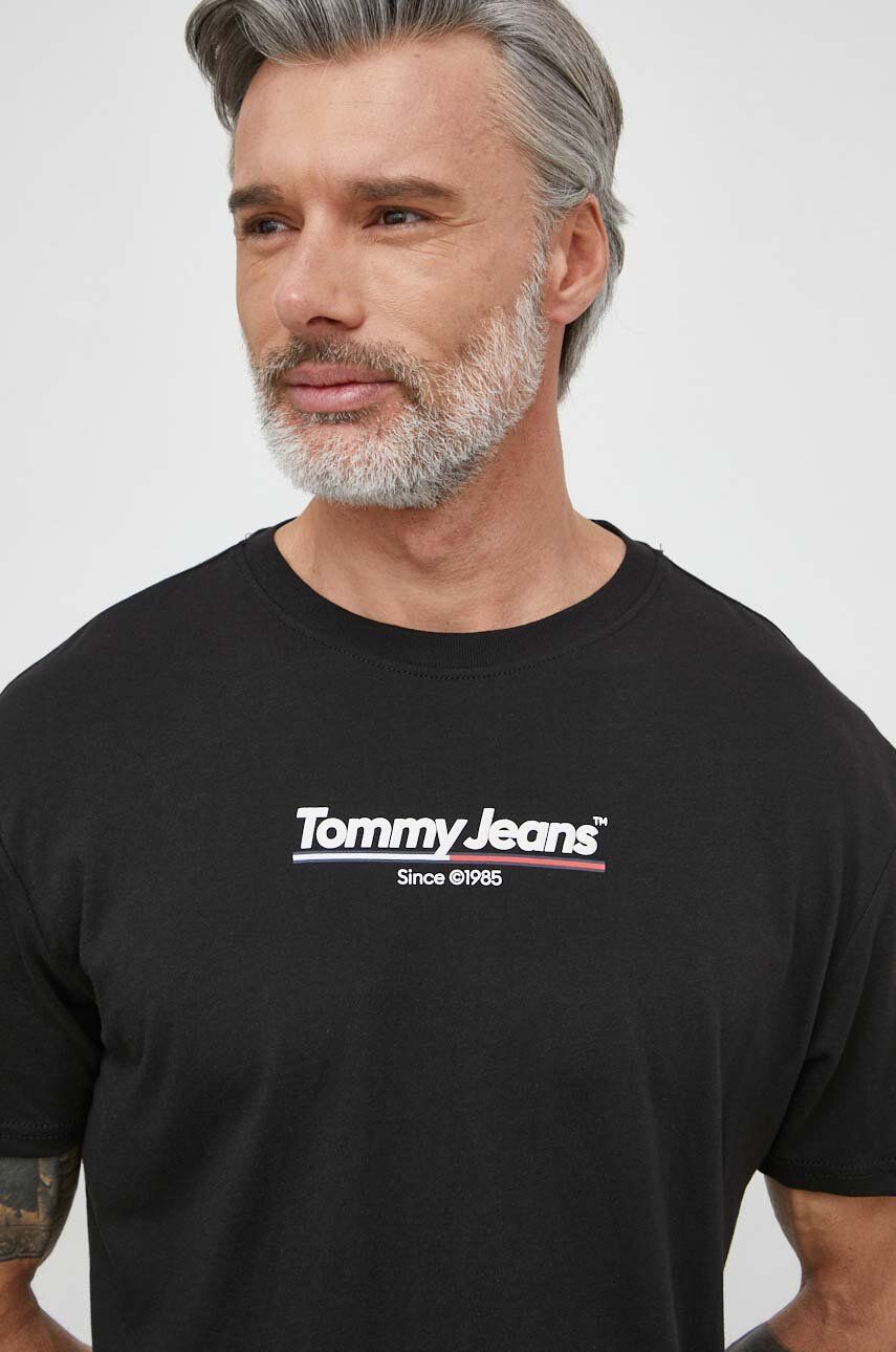 Levně Bavlněné tričko Tommy Jeans černá barva, s potiskem, DM0DM18590