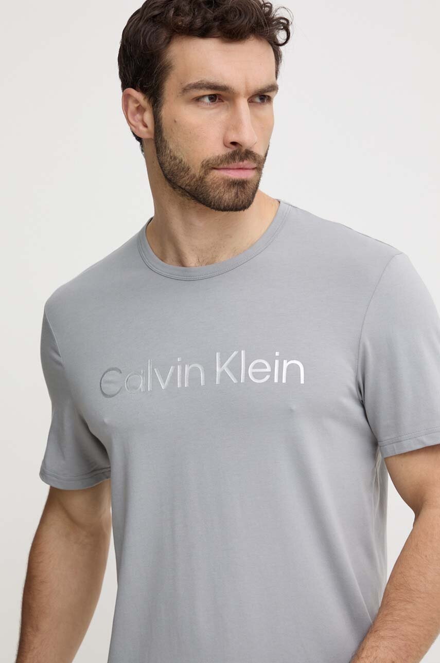 

Домашна тениска Calvin Klein Underwear в сиво с принт 000NM2264E, Сив
